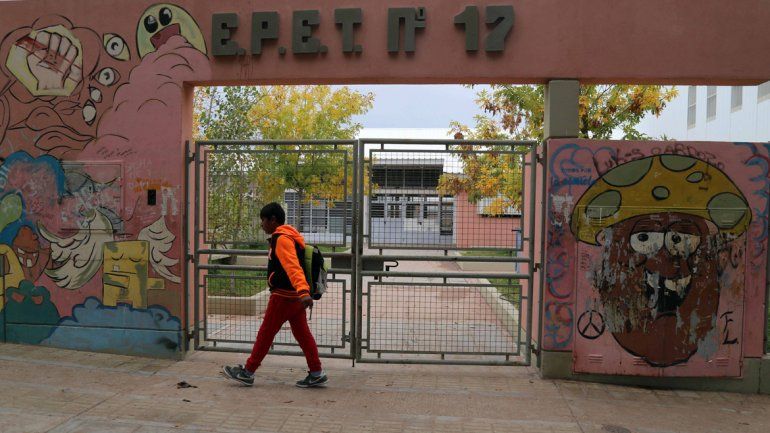 Dos estudiantes fueron encañonados en el playón del EPET 17