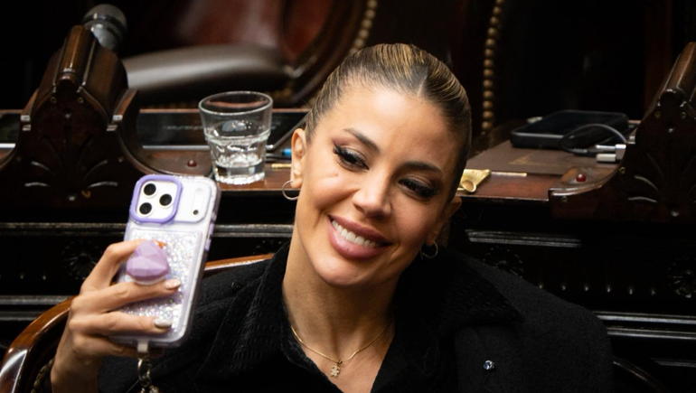 Virginia Gallardo se sacó selfies en el Congreso y llovieron las críticas.