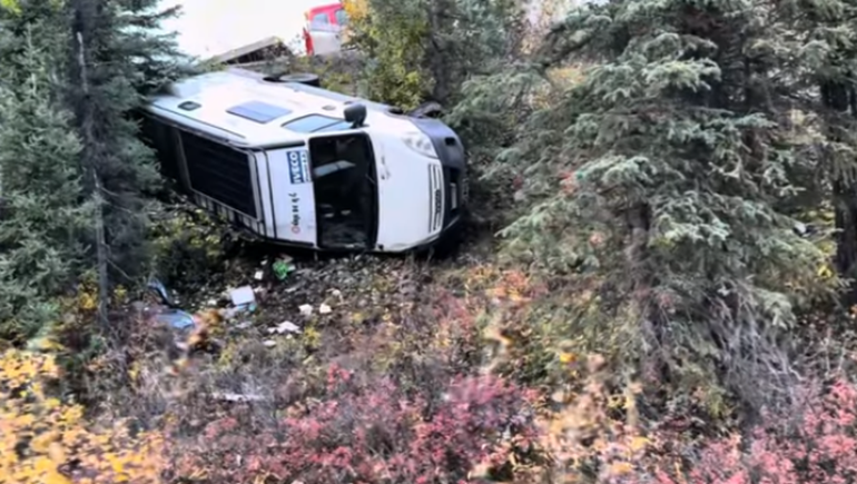 La van de la pareja de Chubut tras caer 20 metros cuando circulaba a baja velocidad por un camino de ripio alejado en Alaska.