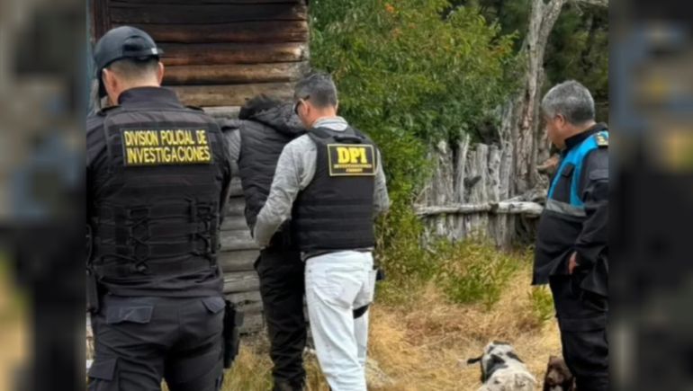 Uno de los cinco allanamientos que ordenó la justicia de Chubut en la causa que investiga el incendio en Atilio Viglione. 