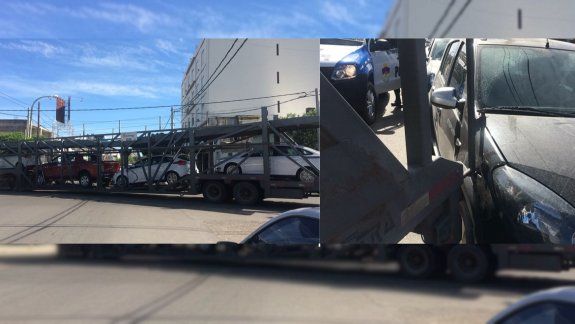 Un camión mosquito dobló mal y chocó a un auto estacionado