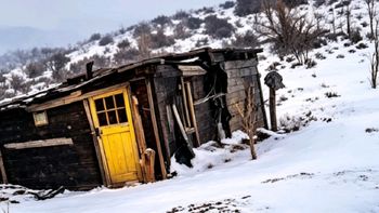 En la casilla de Don Teo, el viento y la nieve entran sin reparos. En la casilla de Don Teo, el viento y la nieve entran sin reparos.