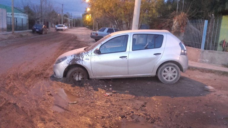 Un auto quedó empantanado en un desborde cloacal en Confluencia