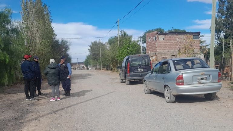 El vehículo en el que llevaban el cuerpo de Pesoa fue interceptado por la Policía. Esperaban la llegada del Forense para certificar las causas de la muerte.&nbsp;