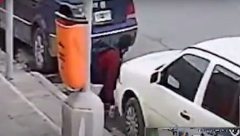 Video: fingió cambiarse las medias y robó la batería de un auto