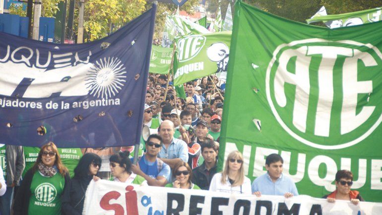 El bono de fin de año divide aguas en los sindicatos