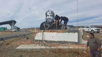Empleados de Vialidad Nacional destruyendo el monumento de Osvaldo Bayer, inaugurado el 24 de marzo de 2024 en el acceso a la capital de Santa Cruz. 