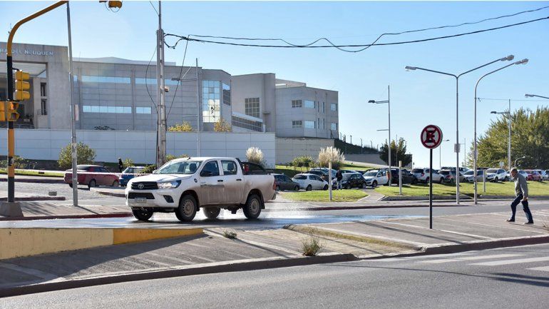 Hay un río de agua potable frente a la Legislatura sobre calle Leloir