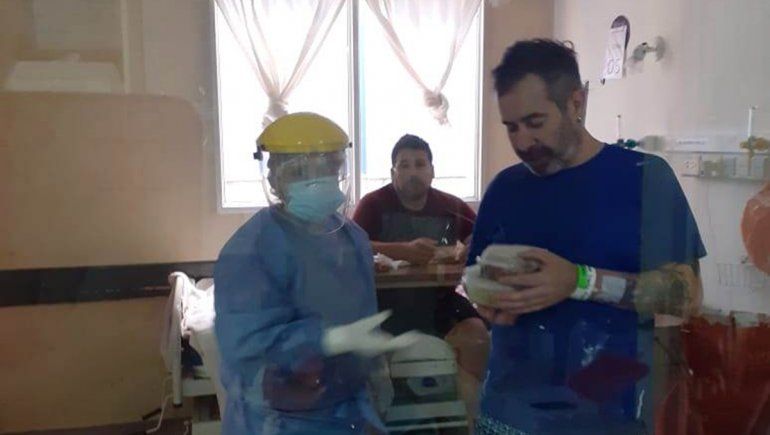 El aliento del personal de cocina del hospital a los pacientes con COVID