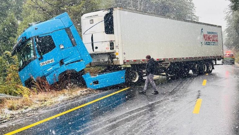 Así quedó el camión sobre la ruta tras el accidente. Dos hroas después habilitaron Samoré.