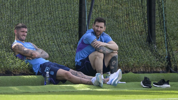 la seleccion argentina entreno ante la relajada mirada de messi la seleccion argentina entreno ante la relajada mirada de messi