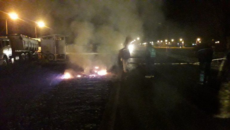 Trabajadores municipales cortan la Ruta 7 en El Chañar