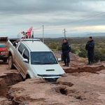 Tremendo socavón sobre la Ruta 6 camino a Rincón de los Sauces. | LM Neuquen Tremendo socavón sobre la Ruta 6 camino a Rincón de los Sauces.