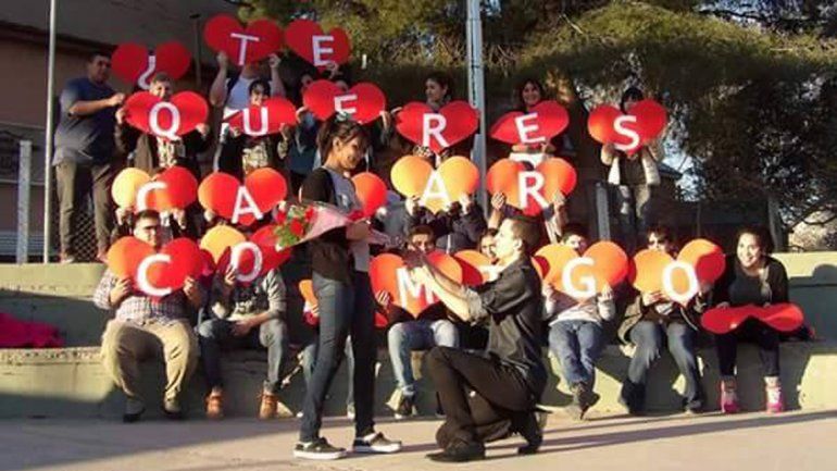 Con ayuda de sus amigos,  le pidió matrimonio en pleno centro de Allen