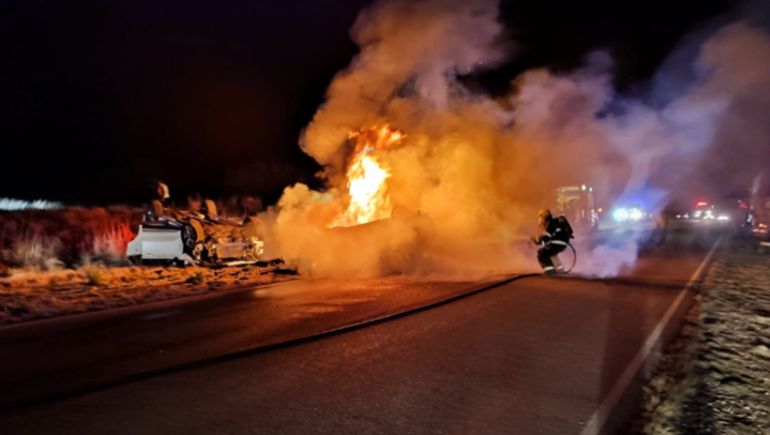 El Peugeot 207 que chocó de frente con la camioneta en la que viajaban el juvenil Fermín Arnais, su abuela y su mamá, se incendió y el conductor murió calcinado. 