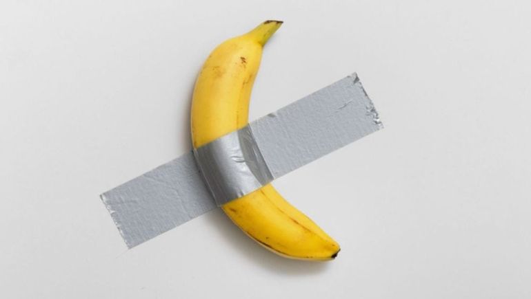 Aunque la banana es el elemento más visible de la instalación