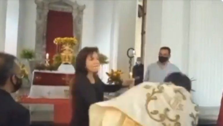 Twitter: una mujer le dio una cachetada a un sacerdote