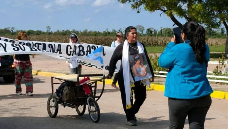 Una mujer camina 500 kilómetros para reclamar por la muerte de su hija de 15 años y su nieta.