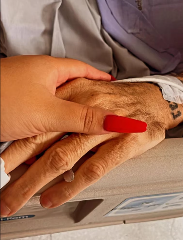 La tierna foto de More tomando la mano de su padre en la clínica colombiana donde la salvaron la vida.