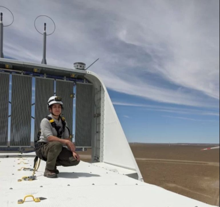 Bianca Vilca en uno de los aerogeneradores de los alrededores de Puerto Madryn, donde trabaja desde hace seis meses. Bianca Vilca en uno de los aerogeneradores de los alrededores de Puerto Madryn, donde trabaja desde hace seis meses. 