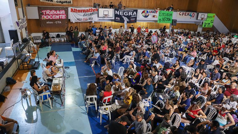 Una asamblea de ATEN en año pasado donde se definía los acuerdos salariales. El ISSN tenía que adherir para el pago del bono. Una asamblea de ATEN en año pasado donde se definía los acuerdos salariales. El ISSN tenía que adherir para el pago del bono.