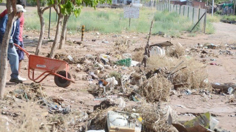 Algunos vecinos sacaron agua durante la madrugada. Otros sufrieron el colapso de la red cloacal en sus baños. Las calles