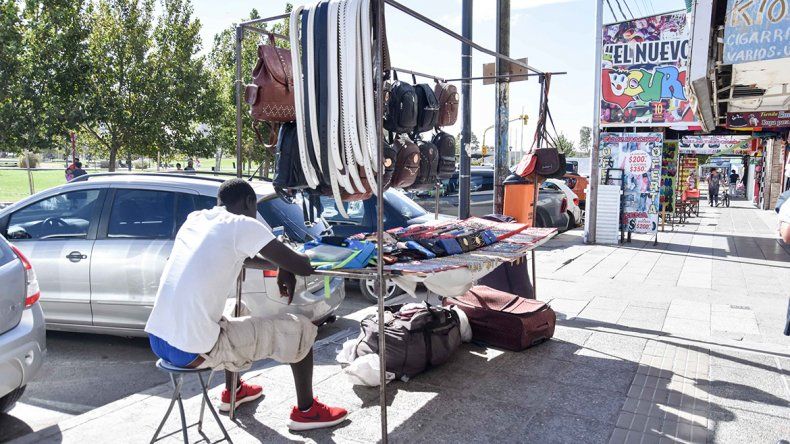 ACIPAN advirtió sobre el aumento de los puestos callejeros. | LM Neuquen ACIPAN advirtió sobre el aumento de los puestos callejeros.
