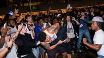 cruces y trompadas entre hinchas de new york y san antonio spurs en las finales de la nba cruces y trompadas entre hinchas de new york y san antonio spurs en las finales de la nba