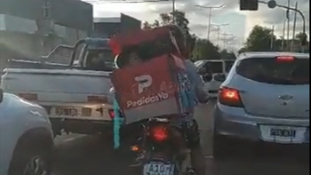 video: un repartidor circulaba con un nino dentro de la caja de pedidos video: un repartidor circulaba con un nino dentro de la caja de pedidos