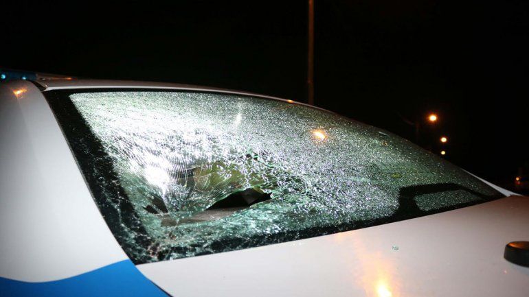 La Policía durante su intervención para controlar a los jóvenes ladrones.