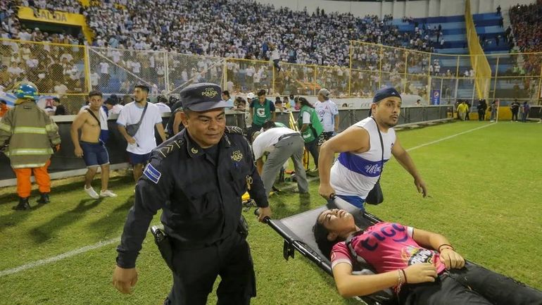 El Salvador: una avalancha en un estadio de fútbol dejó al menos 12 muertos