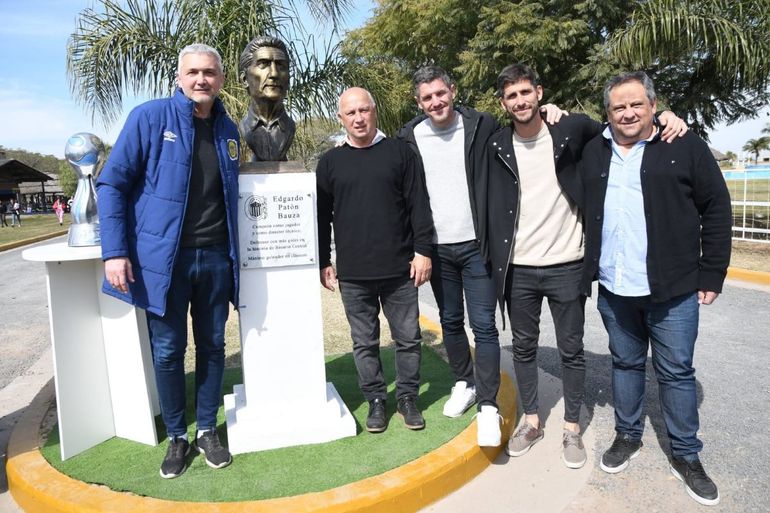 José Di Leo y otros ex colaboradores de Edgardo Bauza en la inauguración del busto que le realizó Rosario Central al Patón.