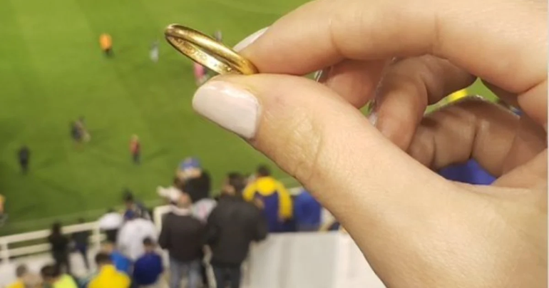 Encontró una alianza en el partido de Boca y busca al dueño en redes