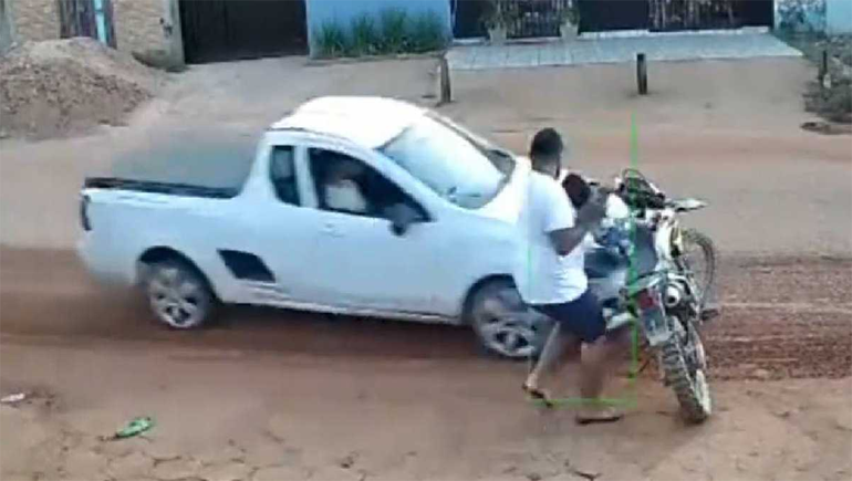 Video: rescató a su bebé de ser atropellado por una camioneta