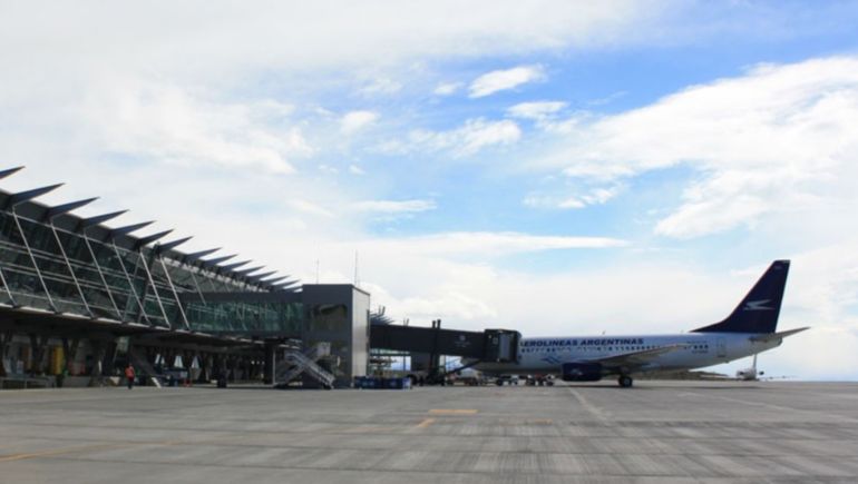El Aeropuerto Internacional de El Calafate, el segundo en importancia de Santa Cruz, después del de Río Gallegos. El Aeropuerto Internacional de El Calafate, el segundo en importancia de Santa Cruz, después del de Río Gallegos.