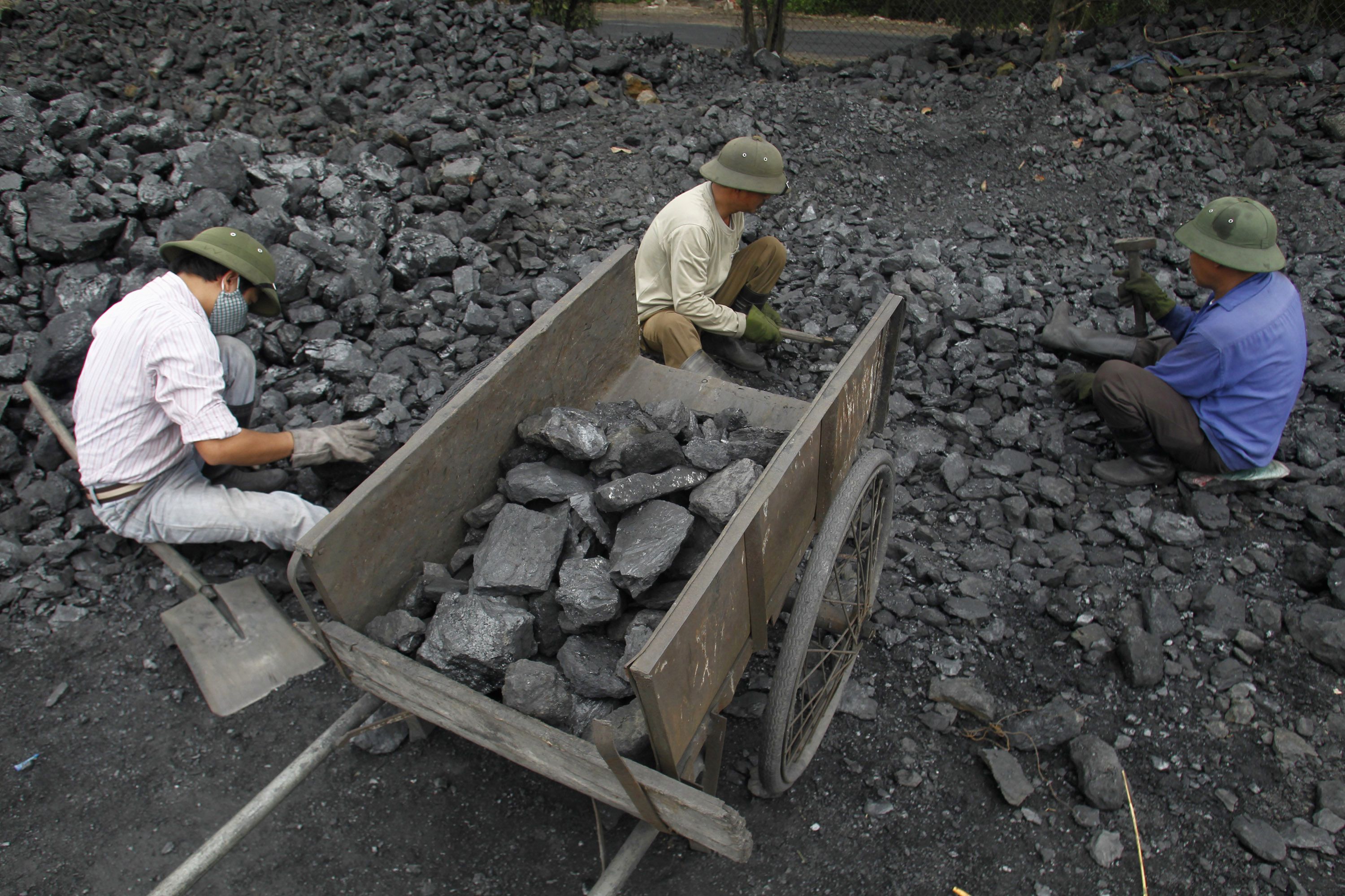 FOTO DE ARCHIVO: Trabajadores recogen grava de carbón en un depósito de carbón en Hanoi. REUTERS/Kham/Archivos