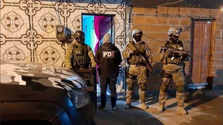 Capturan a un comisario por un par de crímenes narcos