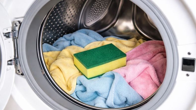 Las esponjas de cocina comenzaron a usarse como recurso casero dentro del lavarropas para retener pelusas y residuos. | LM Neuquen Las esponjas de cocina comenzaron a usarse como recurso casero dentro del lavarropas para retener pelusas y residuos.