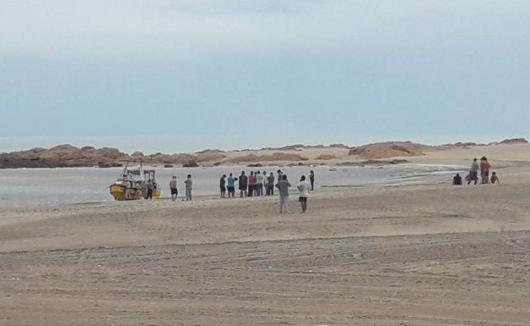 Otros pescadores artesanales que operan en Piedras Coloradas se acercaron al lugar.