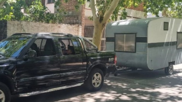 El hombre pensó que el movimiento del vehículo fue porque sus hijos de 8 y 11 años habían soltado sin querer el freno de mano de la camioneta.