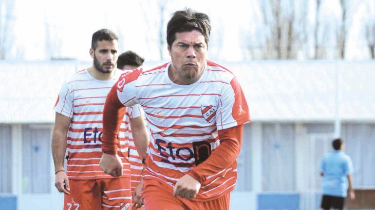 Porra vuelve a ser titular. Monachelli (detrás de Lalo) hoy va al banco.