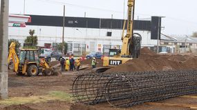 Comenzó la instalación de los pilotes. | LM Neuquen Comenzó la instalación de los pilotes.