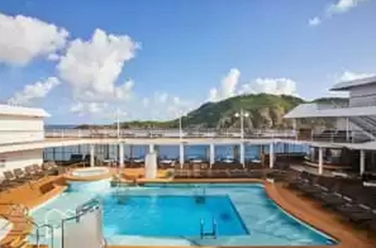 La piscina del crucero Silver Whisper, con jacuzzi y reposeras al sol y a la sombra. La piscina del crucero Silver Whisper, con jacuzzi y reposeras al sol y a la sombra.