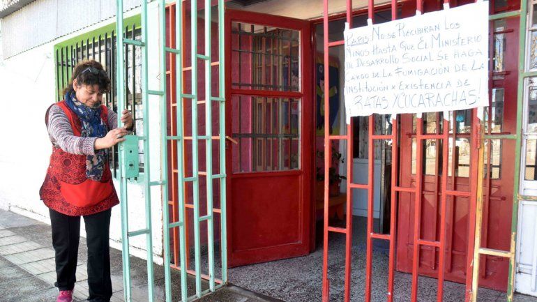 Un cartel advierte a los padres sobre las razones del cierre preventivo de la UAF. Temen por la salud de los niños que concurren al establecimiento.
