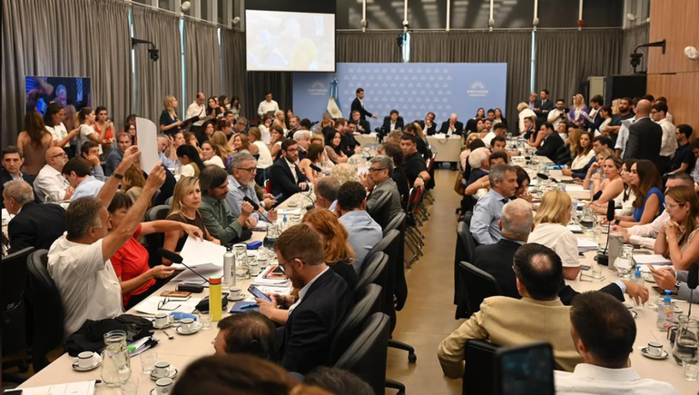 La reforma laboral modificada ya se debate en comisiones.