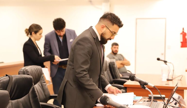 El fiscal de Delitos Económicos Juan Manuel Narváez y la asistente letrada (de fondo) Agustina Jara durante la formulación de cargos a los hermanos Commisso. El fiscal de Delitos Económicos Juan Manuel Narváez y la asistente letrada (de fondo) Agustina Jara durante la formulación de cargos a los hermanos Commisso.