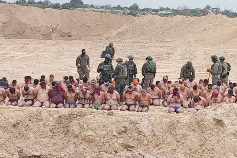 Milicianos de Hamás apresados por las fuerzas israelíes en el sur de Gaza.