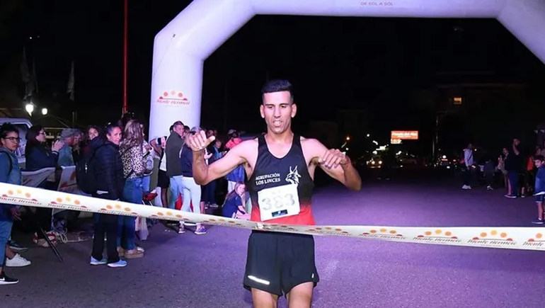 Maratonista escapaba en una moto robada y murió al chocar contra un patrullero