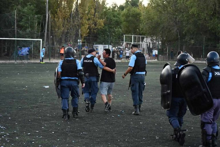 En el partido de ida en Rincón de los Sauces la delegación visitante se vio envuelta en varios entredichos. Foto: gentileza RDLS Noticias En el partido de ida en Rincón de los Sauces la delegación visitante se vio envuelta en varios entredichos. Foto: gentileza RDLS Noticias