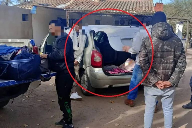 Rescataron a una nena que viajaba en el baúl del auto a donde iban cinco hombres, incluído su padre. Foto: Prensa Policía. Rescataron a una nena que viajaba en el baúl del auto a donde iban cinco hombres, incluído su padre. Foto: Prensa Policía.